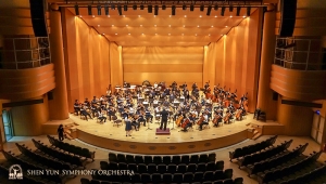 Houslová sólistka Fiona Zheng se rozcvičuje s orchestrem.