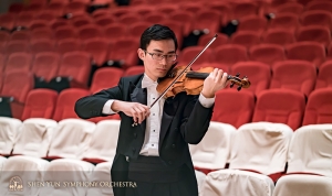 Houslista Ian Zhong a jeho zkouška před koncertem.