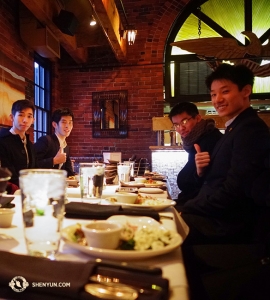 Ve stejné době působila v Bostonu Shen Yun World Company. Mezi představeními si zašli do nábřežní restaurace na výbornou vánoční večeři - Joe Huang, Rui Suzuki, Chad Chen a Rubi Cho (zleva doprava). (fotil Leo Lee)