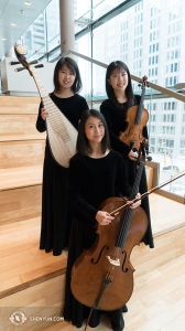 Orchestr Shen Yun jednolitě spojuje čínské a západní hudební nástroje. Zde můžete vidět čínskou pipu (nahoře vlevo) spolu se svými západními kamarády violou a violoncellem. Yuru Chen, Rachel Chen a Yuchien Yuan (nahoře vlevo a pak po směru hod. ručiček) jsou rády, že můžou vystupovat ve Four Seasons Centre v Torontu. (fotila perkusionistka Tiffany Yu)