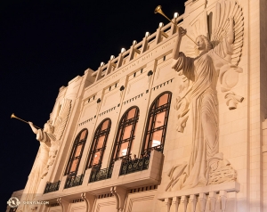 Ve stejnou dobu navštívila Shen Yun World Company texaský Fort Worth, kde vyprodala tři představení. Tamní Bass Performance Hall je inspirována evropskými operními dómy. Jejími dominantami jsou dvě krásné 14,6 metru vysoké sochy andělů, zdobící fasádu. (fotila violoncellistka Danielle Wang)