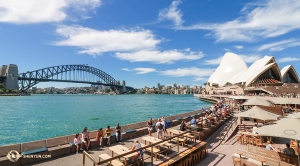 Třpytivá voda pod mostem Sydney Harbour. (fotil tanečník Andrew Fung)