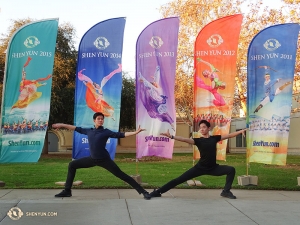 Tanečníci Danny Li a Henry Hong (vpravo) zapózovali před bannery Shen Yun pěti barev v Escondidu. Právě teď je jejich soubor v Londýně, kde vystupuje ve čtrnácti zcela vyprodaných představeních. (fotil tanečník Tony Zhao)