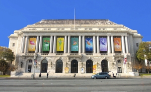 The War Memorial Opera House se nachází v San Francisku a byla „místem činu“ Shen Yun International Company. Letos jsme zde odehráli osm představení, která byla beznadějně vyprodaná. Který záběr se vám líbí více? Denní nebo noční?