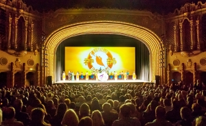 Zde vidíte architektonický styl španělského baroka v divadle Orpheum v arizonském Phoenixu. Spletité malby a římsy přirostly k srdci během osmi představení umělcům z Shen Yun Touring Company.