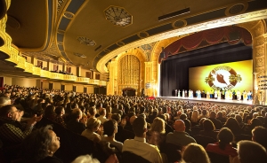 Ve vyšperkovaném Detroit Opera House vystoupila Shen Yun North America Company. V tomto sto let starém skvostu, postaveném v detroitském historickém Grand Circus Park, se přidávalo další představení.