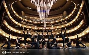 Shen Yun World Company pózuje ve Winspear Opera House v texaském Dallasu. Divadlo bylo navrženo jako moderní verze tradičního operního dómu. Obří lustr, který vidíte uprostřed, je zatahovací.