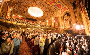 Letos jsme měli na Rhode Island dvě vyprodaná představení. Shen Yun zde ladilo s jevištěm divadla Providence Performing Arts Center, jež čítá 3 000 sedadel a je na seznamu Národního seznamu historických míst. V roce 1998 zde proběhla rekonstrukce interiéru do původního stavu z roku 1928.