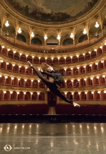 Ve stejnou dobu přeskákala první sólistka Angelia Wang jeviště Teatro dell'Opera v Římě. (Fotila perkusionistka Tiffany Yu)