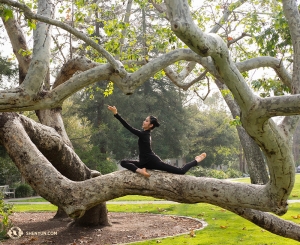 Ve stejnou dobu se kluci rozehřívají na jevišti Bridges Auditorium v Pomona College. (fotil tanečník Jeff Chuang)