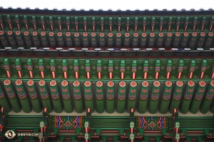 Brilantně vybarvené detaily paláce Gyeongbokgong v Soulu. (fotila Annie Li)