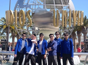 Navštívit Kalifornii a nejít se podívat na Universal Studios, to by snad ani nešlo. Navštívili jej tanečníci (zleva doprava) Chad Chen, Ben Chen, Leo Lee, Sam Pu, Jun Liang a Daniel Sun, když měli den volna v místním Microsoft Theater. (fotil produkční manažer Gregory Xu)