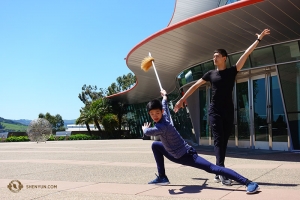 Tanečníci Leo Yin a Bill Xiong se vciťují do svých rolí před jedním ze dvou představení v San Luis Obispo. (fotil Jeff Chuang)