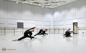Děvčata z Touring Company se společně rozcvičují v tanečním studiu divadla. (fotila Rachael Bastick)