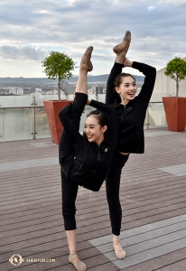 Tanečnice Cici Wang a Miranda Zhou-Galati pózují v mexické Pueble. Jak mohou vydržet v těchto pozicích při chichotání?! (Fotila Yuxuan Liu)