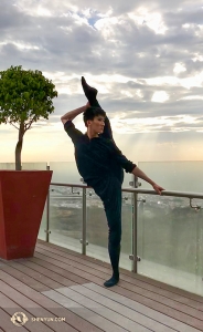 Tanečník Edwin Fu se dívá na město Puebla v Mexiku. (Fotila Rachael Bastick)