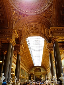 Další záběr interiéru mimořádné versailleské architektury. (Fotil Tony Zhao)