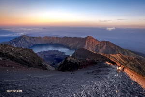 Naše neohrožená basistka také holduje horolezectví. Mt. Rinjani, aktivní sopka na ostrově Lombok v Indonésii je 3 726 metrů nad mořem. Na tom však nezáleží, umělkyně výzvu přijímá.
