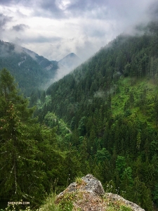 Na úpatí Demänovské doliny, která je částí Nízkých Tater, uvnitř západních Karpat. Všichni, kteří sem vyrazí za turistikou jsou odměněni nádhernými scenériemi.