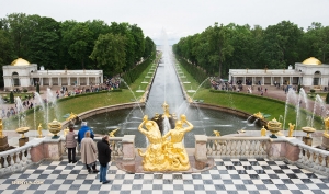 Není divu, že Peterhof Palace je často označován jako „Ruské Versailles.“