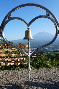 Další pohled na Mt. Fuji, na vrcholek hory Tenjo. Zdejší mýtus praví, že pokud si při zvonění na zvoneček budete něco přát a podíváte se přes srdce na Mr. Fuji, vaše přání se vyplní.