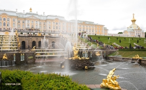 Zahrady Peterhof Palace v ruském Petrohradu jsou obklopeny více než 200 sochami a 144 fontánami na 500 akrech. Velká kaskádovitá fontána vedoucí k paláci zahrnuje 64 samostatně stojících fontán. 