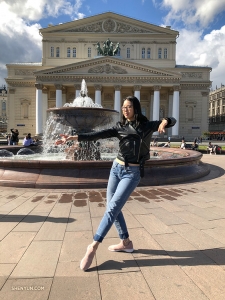 The Bolshoi Theathe má balet uvnitře, ale klasický čínský tanec se právě odehrává venku.