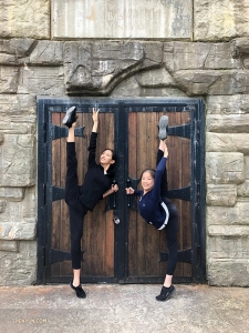 Luna Yu a Nara Cho necestovaly příliš daleko. Nacházejí se v New Yorském Bashakill Vineyards a užívají si teplého počasí. (Fotila tanečnice Cindy Liu)