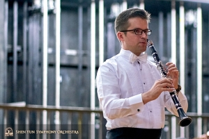 Ve stejnou dobu ještě stále trénuje první klarinetista Yevgeniy Reznik.