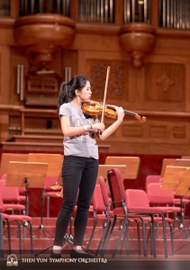 Houslová sólistka Fiona Zheng se sžívá s koncertní síní.