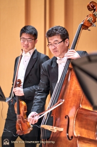 Violista Wesley Zhou a basista Wei Liu jsou připraveni na večerní vystoupení.