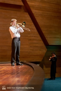 Trénink na jevišti i mimo něj: první trombonista Alistair Crawford a houslista Davin Ma.