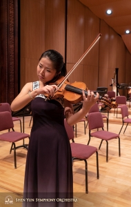 Sólistka Fiona Zheng se sžívá s changhuanským jevištěm. 