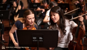 První violistka Rachel Chen (vpravo) a asistentka první violistky Paulina Cha diskutují o novém příspěvku pro naše nadšené tchajwanské publikum.