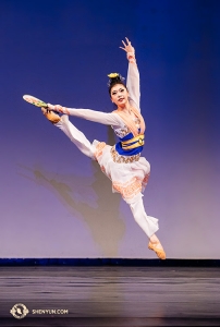 Úžasné představení Jane Chen s názvem <em>Scenerie Jiangnanu</em>. (Spoludržitelka zlaté medaile v kategorii dospělých žen)
