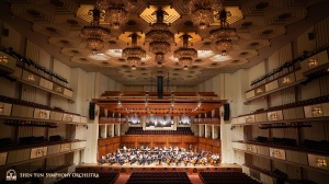 Naší druhou zastávkou byla velkolepá Kennedy Center Concert Hall ve Washingtonu, D.C. Všimněte si sedmi hadelandských křišťálových lustrů, které jsou darem z Norska. 
