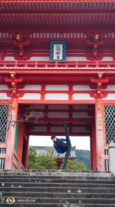 Tanečník Teo Yin vykopává k horní klenbě vstupní brány Kijomizu-dera (Niomon 仁王門). Teo říká, že je to jeho nejoblíbenější póza, protože potřebuje minimální zahřátí…pro něj. (Fotil Ben Chen)