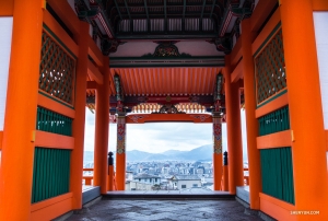 Kjóto z chrámu Kiyomizu-dera (清水寺) (Fotila Michelle Wu)
