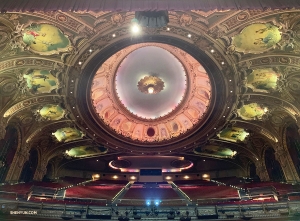 Na východním pobřeží v Bostonu zachycuje první sólistka Angelia Wang snímek okouzlující stropní malby Boch Center's Wang Theatre před zahájením večera.
