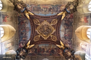 Propracovaná ruční malba stropu v Grand Gallery v Louvru. (Fotil tanečník Andrew Fung)