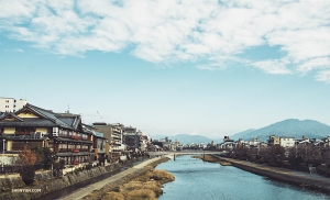 Tanečnice Michelle Wu vyráží na další prohlídku. Začíná zachycením řeky v blízkosti kjótské stanice Gion.