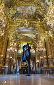 Během prohlídky paláce Garnier pózuje první sólista Monty Mou v Grand Foyer. (Fotil Andrew Fung)