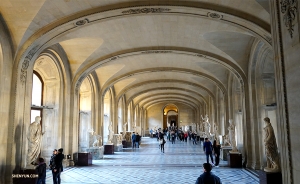 Muzeum bylo otevřeno v roce 1793 a v současnosti vystavuje více jak 380 000 předmětů a 35 000 uměleckých děl. (Fotila Kexin Li)