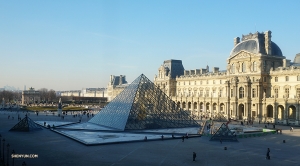 Po ukončení šesti vyprodaných představení v největším divadle Evropy – Palais des Congres de Paris – navštívila Shen Yun International Company největší muzeum na světě – Louvre. (Fotila tanečnice Kexin Li)