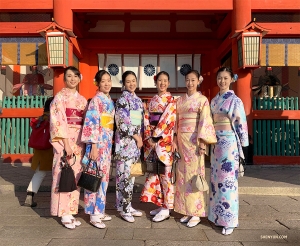 Stejné myšlenky! Dvě skupiny tanečnic nosících kimono na sebe narazily a shromáždily se na krásný skupinový záběr. (Fotila Lily Wang)