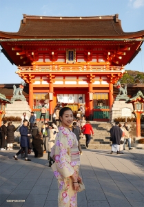 Tanečnice Pamela Du pózuje před kjótskou svatyní Fushimi Inari Taisha.