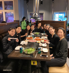 <p>V Arizoně se Shen Yun New York Company už nemůže dočkat až se začne připravovat jejich grilovan&eacute; j&iacute;dlo v korejsk&eacute; restauraci. </p>