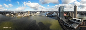 <p>Pohled na Rotterdam za slunečn&eacute;ho dne. </p>