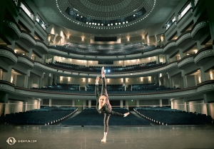 <p>Mezit&iacute;m, v Severn&iacute; Karol&iacute;ně ve městě Charlotte, se zahř&iacute;v&aacute; tanečnice Hannah Rao v Belk Theater of the Blumenthal Performing Arts Center. (Fotila prvn&iacute; s&oacute;listka Kaidi Wu)</p>