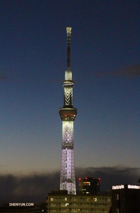 <p>Členov&eacute; World Company sleduj&iacute; Tokyo Sky Tree &ndash; největ&scaron;&iacute; věž na světě. Je těžk&eacute; ji přehl&eacute;dnout. (Fotil tanečn&iacute;k Rui Suzuki)</p>